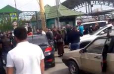 «Над людьми издеваются»: арендаторы вынуждены толпиться у ворот пятигорского рынка «Лира»