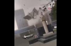 В Барнауле ураганный ветер унес крышу с торгового центра