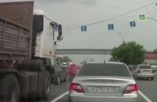 В Кемерово пенсионерка угодила под колёса фуры и осталась жива