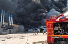Появилось видео крупного пожара на складе в Самаре