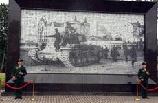В Выборгском сквере Победы открыли фотопанно «Бессмертный полк»
