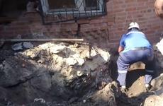 В Новочеркасске на двух подростков обрушилась стена частного дома