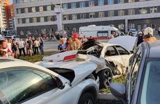 В Кузбассе иномарка протаранила машины на парковке торгового центра