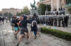 В Белграде полиция разогнала протестующих слезоточивым газом