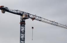В Приморье ураганный ветер повалил строительные краны — есть пострадавшие