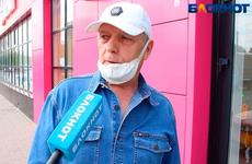 В Волжском автохамы припарковали машины на тротуаре после пешеходного перехода