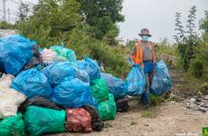Дорожная служба Владивостока вывозит КамАЗами мусор со стихийных свалок