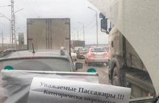 На мосту ГЭС автомобиль врезался в столб