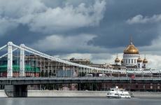 Баржа с подъемным краном повредила московский Крымский мост