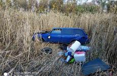 В Волгоградской области иномарка врезалась в ограждение и опрокинулась