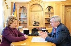 В Ростовскую область прилетела Матвиенко. Голубев доложил ей о ситуации с пожарами