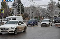 На улице Вокзальной Кисловодска в полдень автобус с людьми влетел в пешеходное ограждение