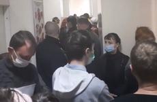 Многочасовой очередью в поликлинике в Волгоградской области возмутилась пациентка с COVID-19