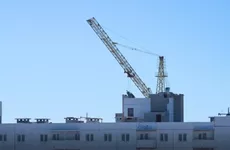 В Шушарах ввели в эксплуатацию многоквартирный долгострой со встроенной поликлиникой