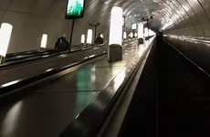 Вход на станцию метро «Черная речка» закрыл попавший в эскалатор посторонний предмет