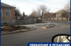 «Вся гениальность дорожников в одном фото»: волгодонец показал забор на новой пешеходной дорожке