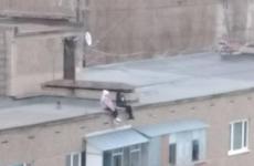 Воронежцы сфотографировали детей на крыше многоэтажного дома