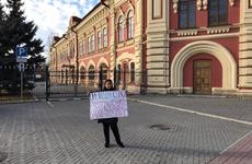 Мама умершего арестанта СИЗО №1 провела пикет около приемной президента в Волгограде