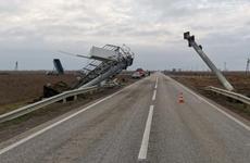 В Левокумском округе Ставрополья "КамАЗ" снёс систему "Платон"