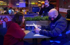 Каждый третий проверенный бар в Петербурге работал ночью вопреки запрету