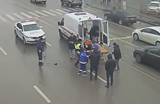 В Волгограде перебегавшего дорогу пешехода сбил легковой автомобиль: видео