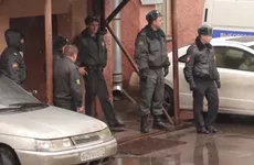 После рейда в Усть-Луге полицейские доставили в участок 82 мигранта