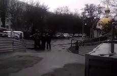 В соцсети попало видео с буйным мужчиной у БСМП Таганрога