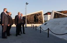 Путин в День народного единства возложил цветы к мемориалу, посвященному окончанию Гражданской войны, в Севастополе