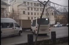 Перегородившего дорогу упрямого маршрутчика наказали штрафом в Воронеже