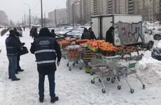 В Петербурге у пяти станций метро убрали уличных торговцев