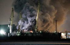 Мощный пожар на Северной верфи в Петербурге ликвидировали