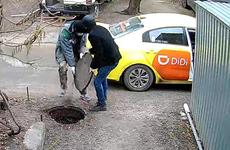 В Воронеже задержали похитителей крышки люка, скрывшихся на такси DiDi В Воронеже задержали похитителей крышки люка, скрывшихся на такси DiDi