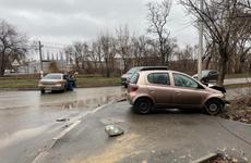 Водитель и пассажир «буханки» пострадали в лобовом ДТП в Волгограде