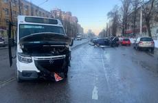 В массовом ДТП на Ленинском проспекте Воронежа пострадала пассажирка маршрутки