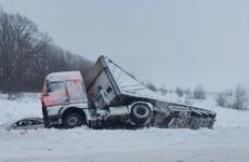 Есть погибший: фура перевернулась и улетела в кювет на воронежской трассе