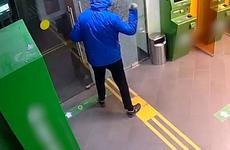 Попытка ограбления Сбербанка в Волжском попала на видео