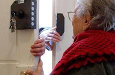 Сотрудники регионального управления СКР поздравили 80-летнюю волгоградку с праздником Сталинградской Победы