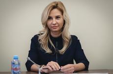 Сбежавшая за границу экс-глава омского минздрава позвонила следователям