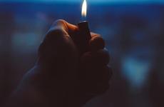 Житель Курского округа в ходе пьяной ссоры пытался сжечь знакомую