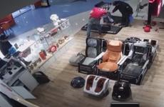Ограбление магазина элитных японских массажных кресел попало на видео в Волгограде