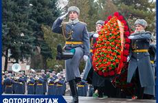 В День защитника Отечества губернатор возложил цветы к мемориалу «Павшим воинам»