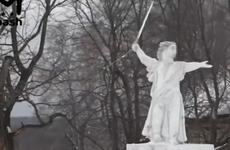Художник из Кузбасса создал снежную копию скульптуры «Родина-мать»