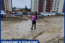 Жители российского города отремонтировали дорогу дверьми и старыми куртками