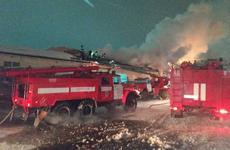 В Омске тушат крупный пожар на продуктовом складе