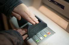 Мужчина в Ростове накормил банкомат билетами банка приколов на полмиллиона рублей