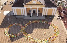 В Предгорном округе собрали огромную восьмерку из бумажных цветов