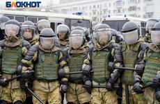Волгоградский капитан полиции не побоялся выйти один на один с толпой митингующих
