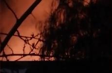 В Волгодонске ночной пожар на заброшенном заводе рядом с судоходным каналом попал на видео