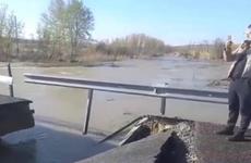 Под Волгоградом паводком снесло автомобильный мост