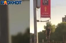 Опасная прогулка волгоградца по перилам Астраханского моста попала на видео